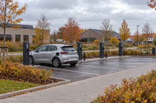 En generisk elbil ved offentlige ladepunkter i et dansk byområde. Genrebillede; ikke et af de annoncerede anlæg.