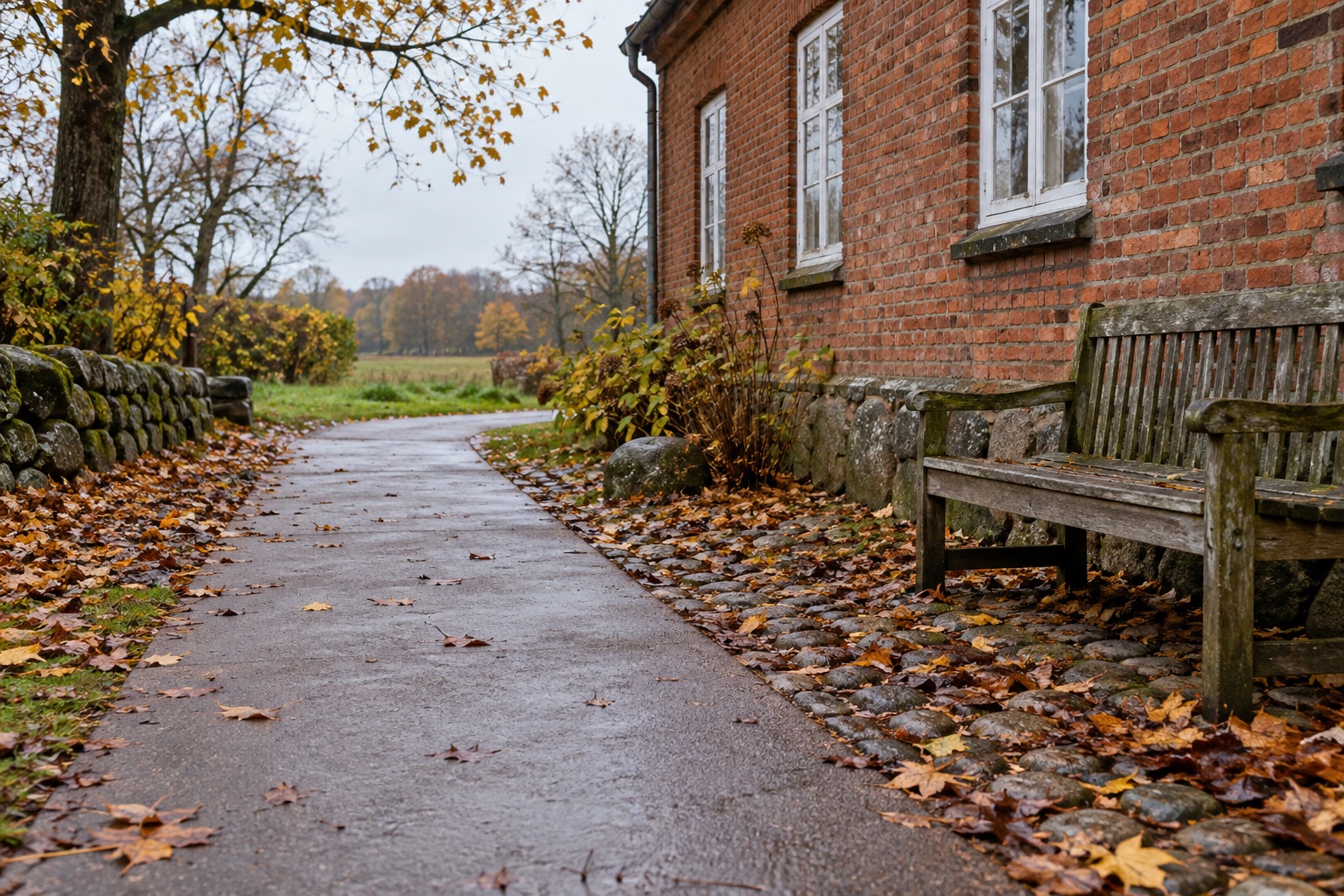 AI-genereret genrebillede af en belagt sti ved en ældre murstensbygning; ikke Gylling Mølle.