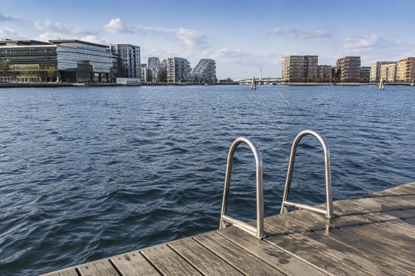 Illustration af havneliv og en badeplatform i København