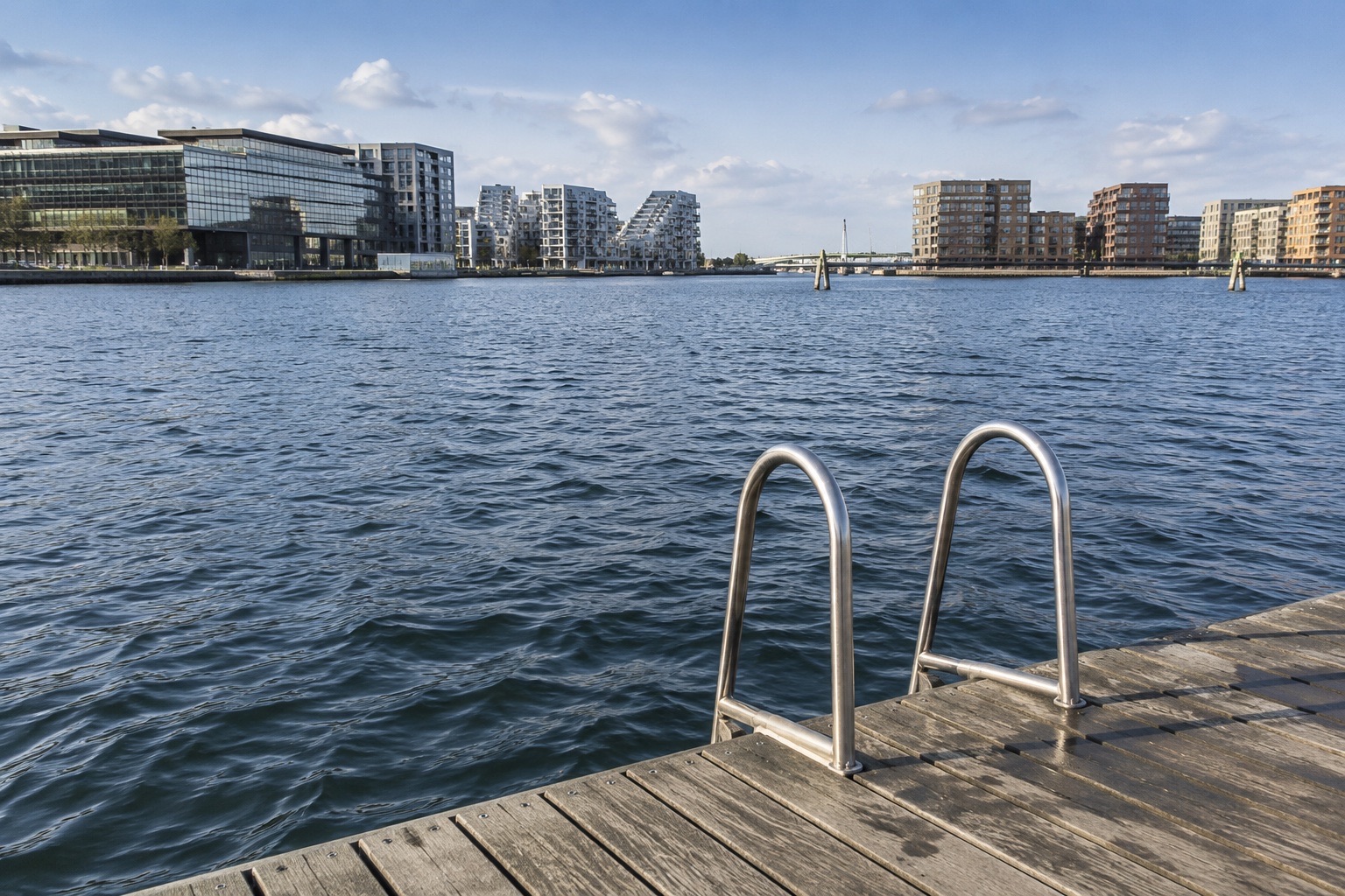 Illustration af havneliv og en badeplatform i København