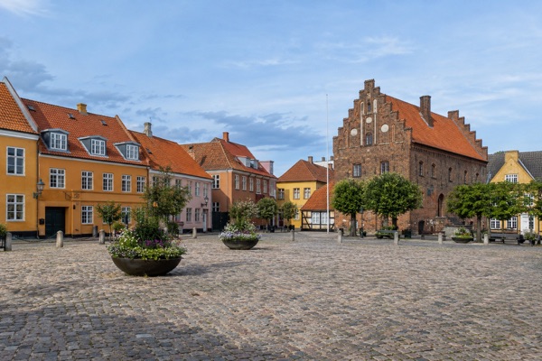 Illustration inspireret af Køges historiske torvemiljø
