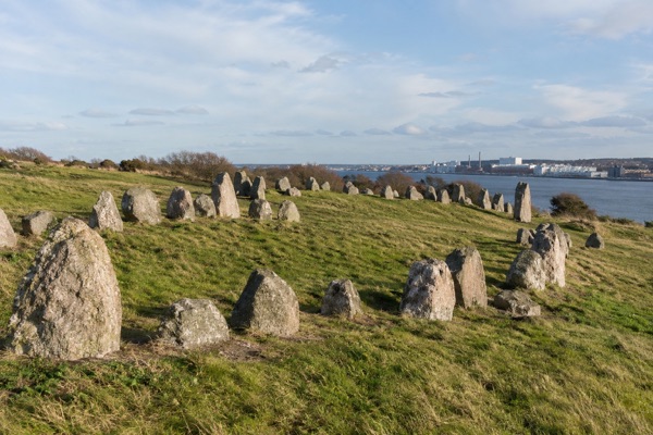 Illustration af stensætninger og Limfjordslandskab ved Lindholm Høje