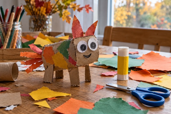 AI-genereret genrebillede af et kreativt bord med et papvæsen; ikke den konkrete workshop.