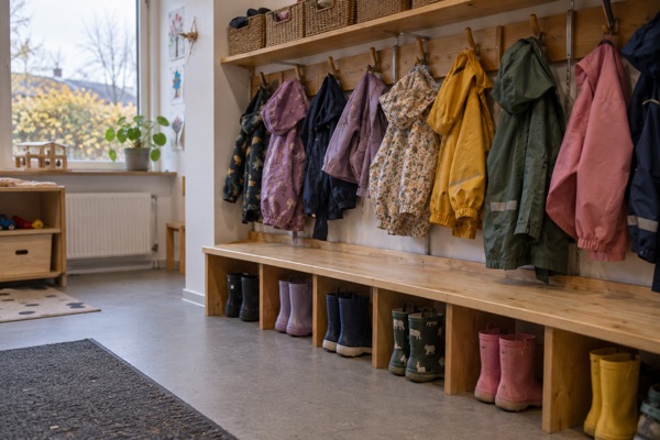 AI-genereret genrebillede af en garderobe i et dansk dagtilbud